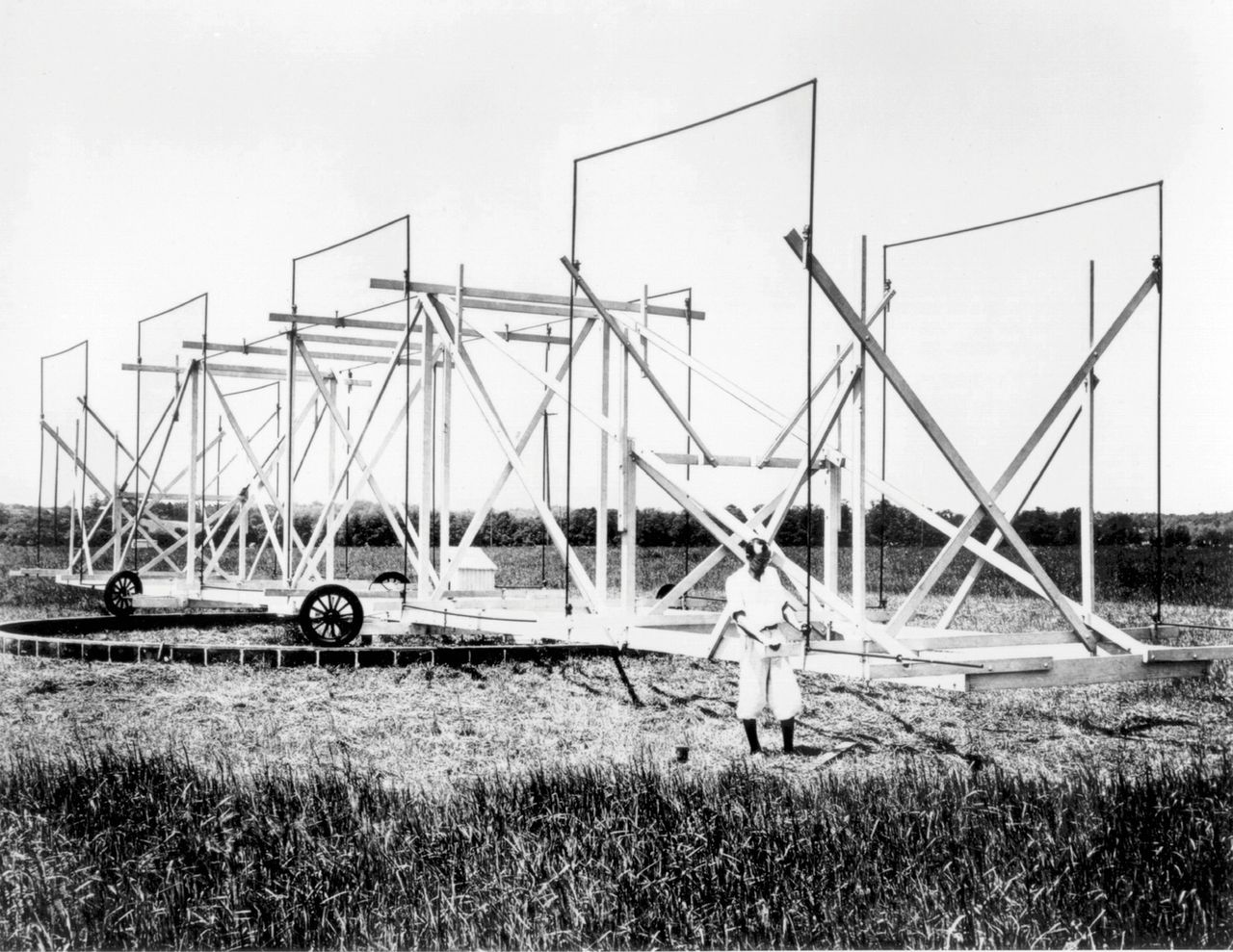 Karl Guthe Jansky jest uznawany za ojca radioastronomii, ponieważ w 1933 roku odkrył, że centrum naszej galaktyki Drogi Mlecznej emituje fale radiowe. Nie był jednak astronomem. Był młodym inżynierem w Bell Laboratories, odpowiedzialnym za identyfikację źródeł zakłóceń w ich zagranicznych komunikacjach radiowych. Zbudował obrotową antenę, aby uzyskać pokrycie całego nieba na wybranej częstotliwości 20,5 MHz (długość fali około 14,5 metra), i szybko zyskała ona przydomek „karuzeli Jansky’ego”. Za jej pomocą odebrał burze i dziwne szumy, które poruszały się w ciągu dnia. W końcu ustalił, że pochodzą one z kierunku Strzelca, za którym znajduje się serce naszej Galaktyki.