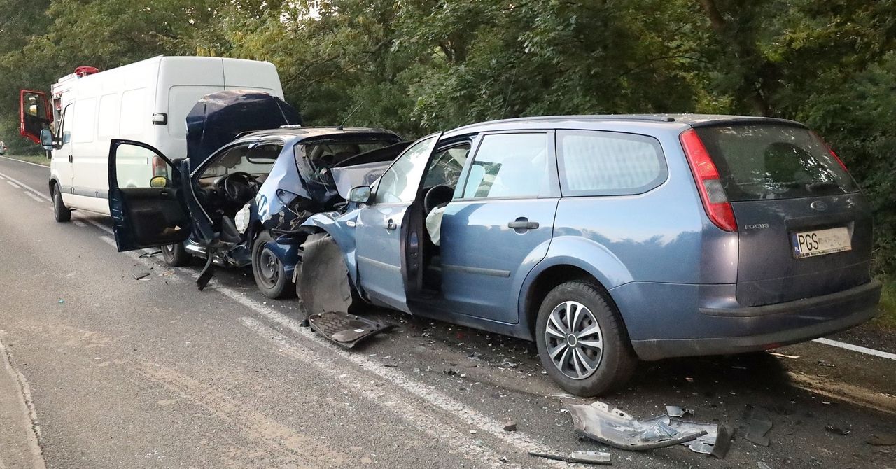 Śrem: Wypadek na DW 432. Jedna osoba trafiła do szpitala. Utrudnienia w ruchu