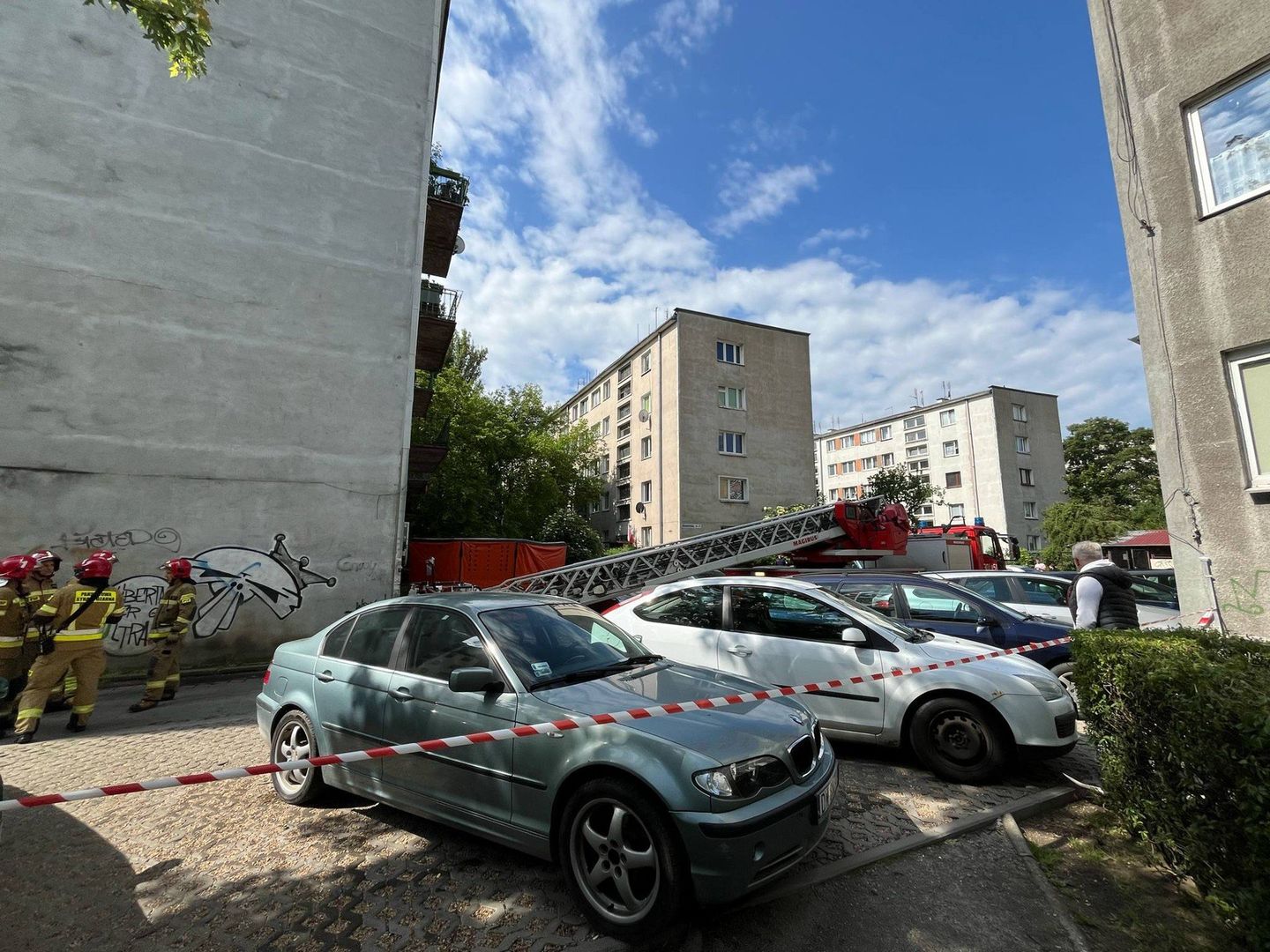 Rodzina z dziećmi zabarykadowała się w mieszkaniu