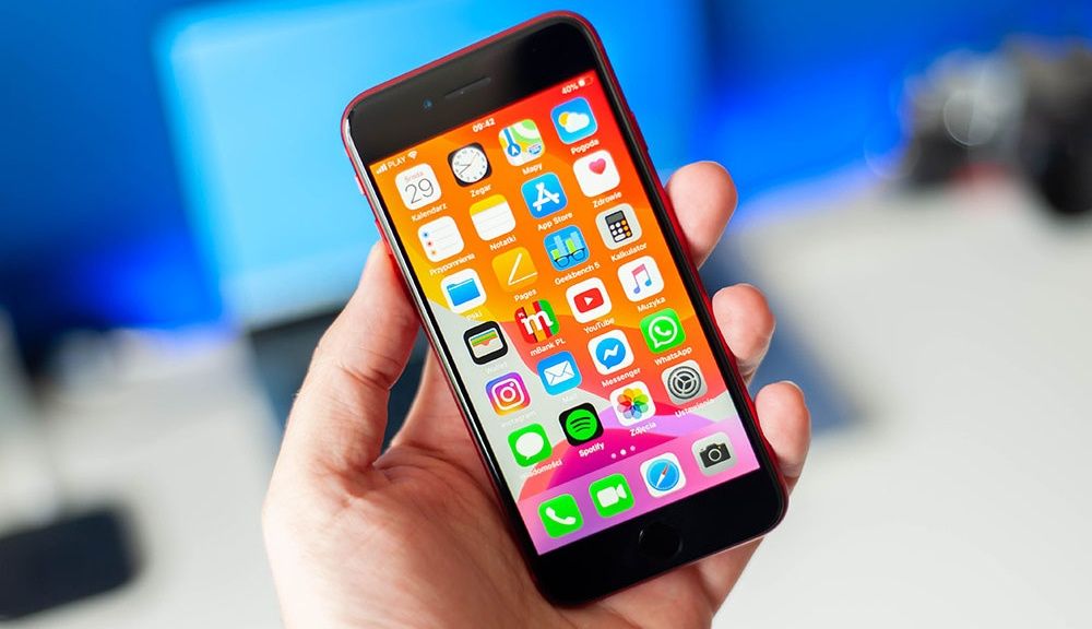 Tak wygląda iPhone SE (2020) i tak samo ma wyglądać iPhone SE (2022). Pamiętacie wyśmiewanie smartfonów Sony za „pasy startowe” nad i pod wyświetlaczami? Tak, te które porzucono jakieś 5 lat temu.
