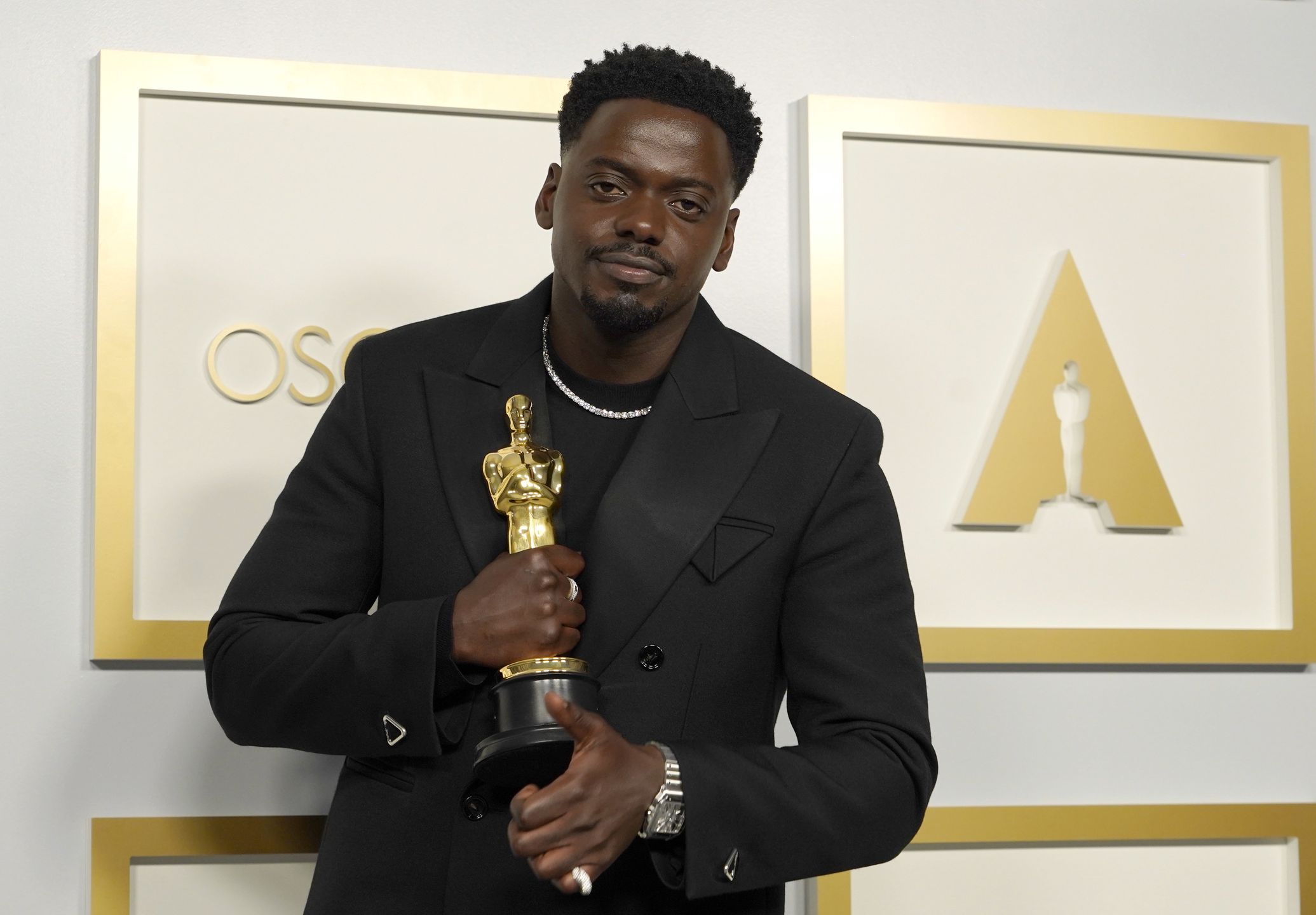 epa09160544 Daniel Kaluuya, winner of the award for best actor in a supporting role for 'Judas and the Black Messiah,' poses in the press room at the 93rd annual Academy Awards ceremony at Union Station in Los Angeles, California, USA, 25 April 2021. The Oscars are presented for outstanding individual or collective efforts in filmmaking in 24 categories. The Oscars happen two months later than originally planned, due to the impact of the coronavirus COVID-19 pandemic on cinema.  EPA/Chris Pizzello / POOL *** Local Caption *** 55864152 Dostawca: PAP/EPA.