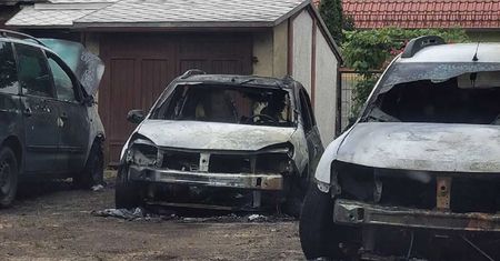 Szalony piroman spalił kilka samochodów sąsiadowi w Żaganiu. Policja zatrzymała jedną osobę