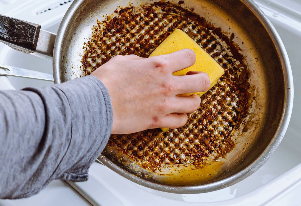 Effective solutions for cleaning burnt pans at home