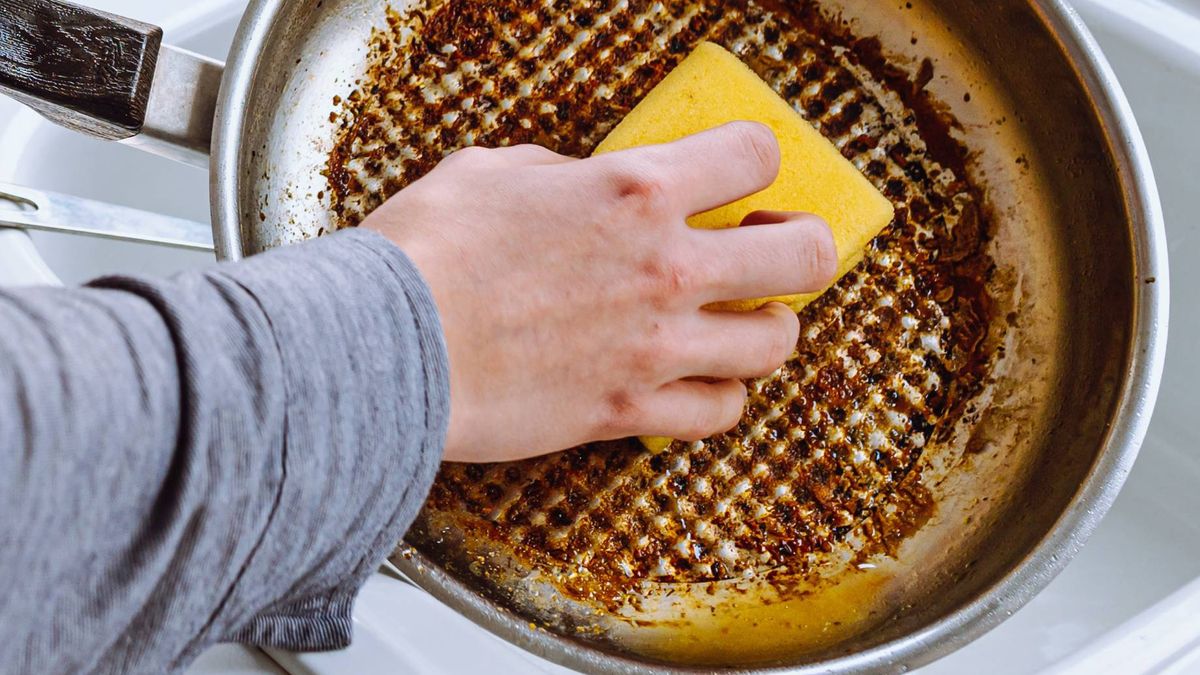 Domowe sposoby na przypaloną patelnię