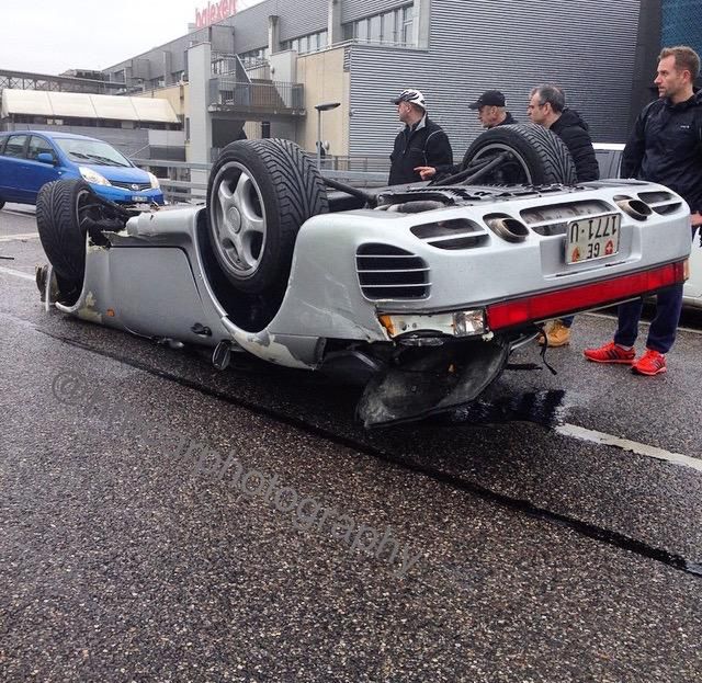 Kierowca przewrócił na dach Porsche 959