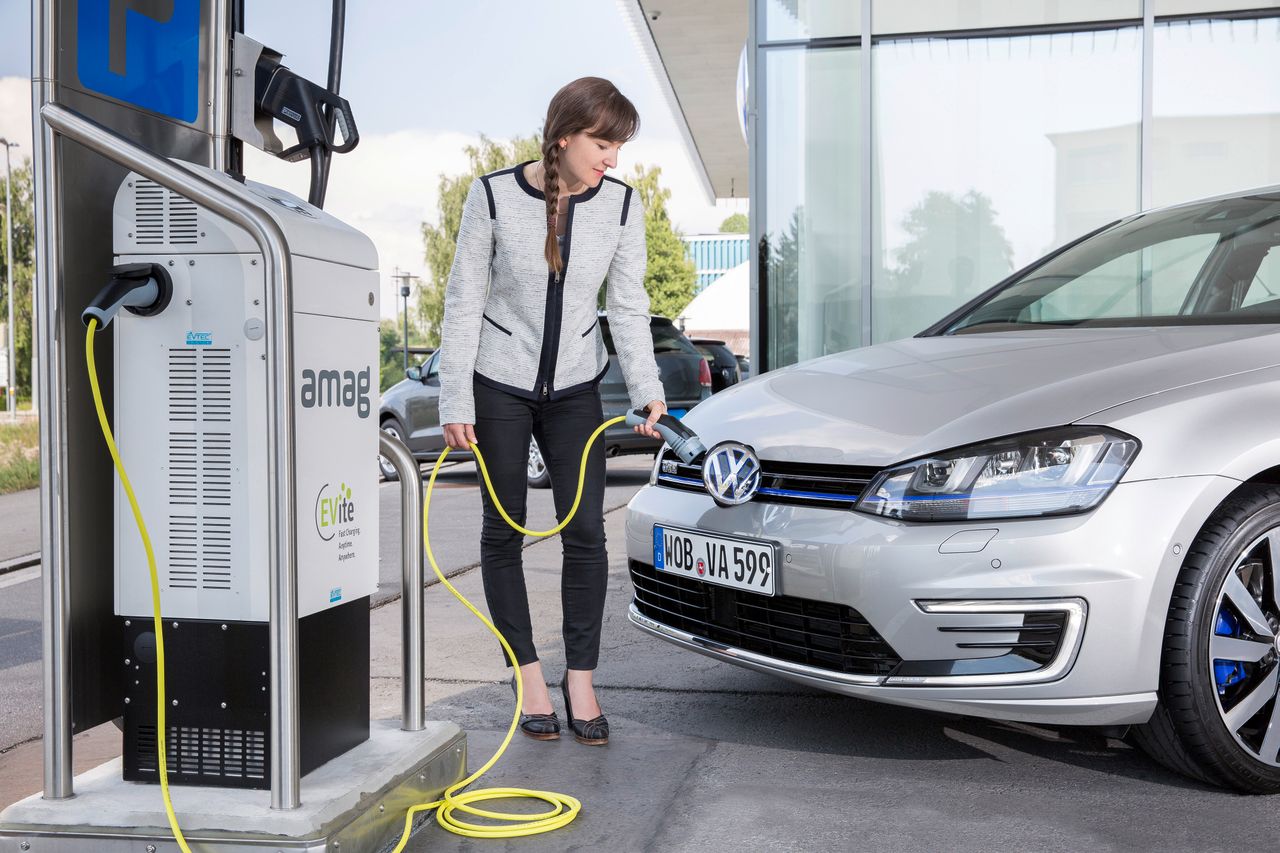 Szybką ładowarką prądu stałego auto hybrydowe plug-in można solidnie podładować w ciągu kilkunastu minut. Elektryka naładujecie w niecałą godzinę.