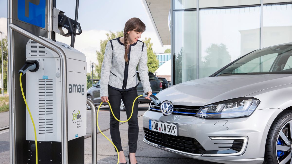 Szybką ładowarką prądu stałego auto hybrydowe plug-in można solidnie podładować w ciągu kilkunastu minut. Elektryka naładujecie w niecałą godzinę.