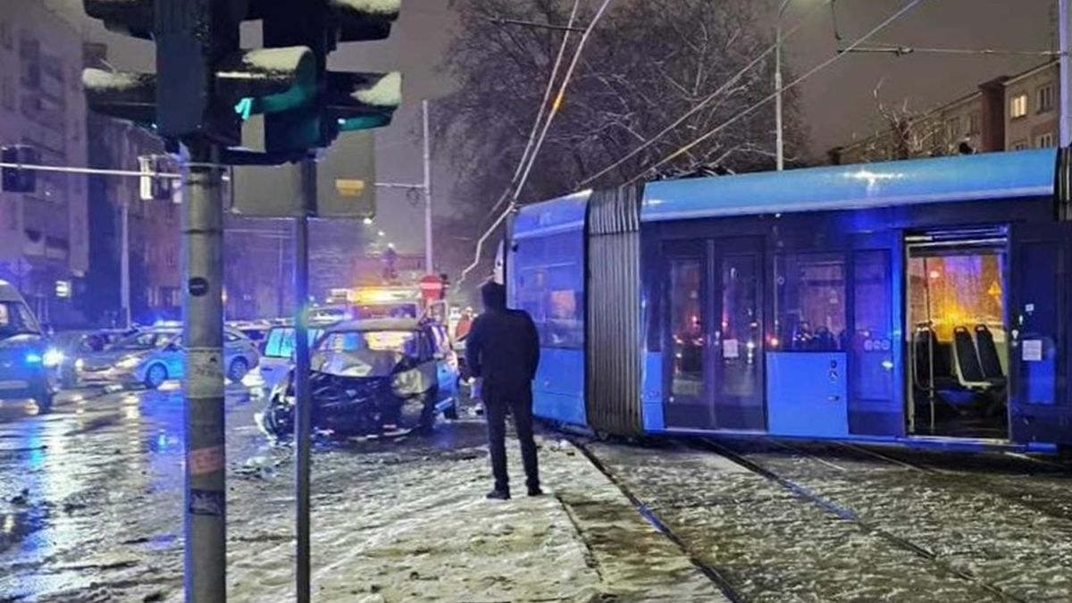 Auto porywaczy wjechało pod tramwaj. Nie żyje 34-latek