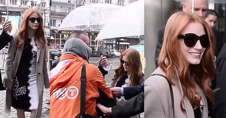 Jessica Chastain w różowych szpilkach wchodzi do TVN-u