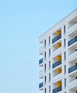 Sprzedali mieszkanie, skarbówka chce 100 tys. zł. Problem tysięcy osób