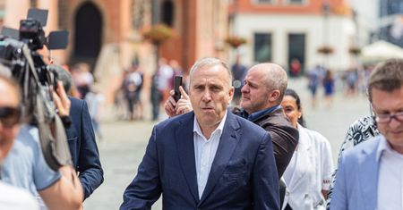 "Najwyższe zaniepokojenie działaniami obozu rządzącego". Schetyna pokazał list b. ministrów