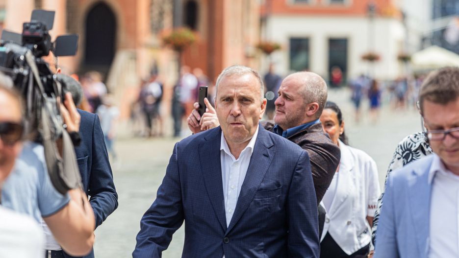 "Najwyższe zaniepokojenie działaniami obozu rządzącego". Schetyna pokazał list b. ministrów 