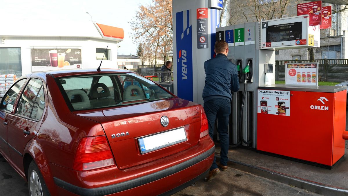 Akcja Protestacyjna przeciwko podwy?kom cen paliw
Fot. Adam Staskiewicz / East News. Sieradz 25.011.2018. Nie tankujemy. Pod takim haslem w poniedzialek ma sie odbyc protest kierowcow przeciwko podwyzkom cen paliw. W niedziele za to mozna zaobserwowac wzmozony ruch na stacjach paliwowych. Kierowcy nawolywali, ze jesli musisz zatankowac to zrob to w niedziele, zamiast w poniedzialek. N/Z kierowcy tankuja samochody w niedziele
Adam Staskiewicz