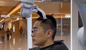 Koniec fryzjerów? W Chinach robot strzyże ludzi za grosze