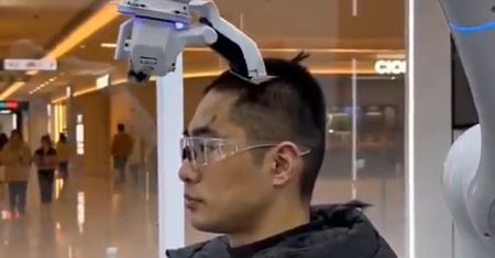 Koniec fryzjerów? W Chinach robot strzyże ludzi za grosze