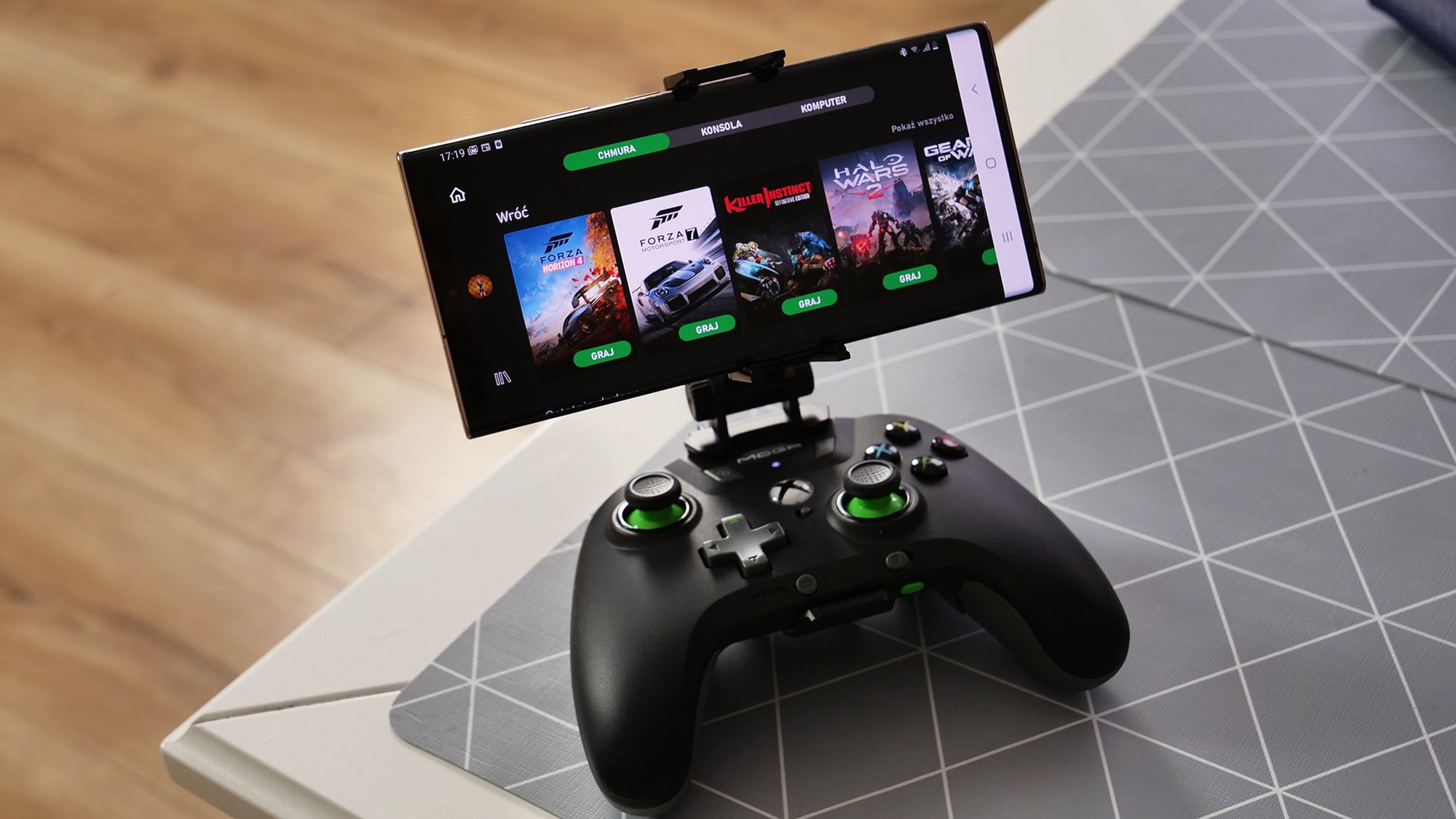 Smartfon Galaxy Note20 Ultra 5G połączony z bezprzewodowym padem od Xboxa