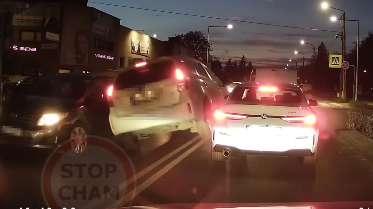 Taksówkarz postanowił staranować inne auta zamiast czekać w korku