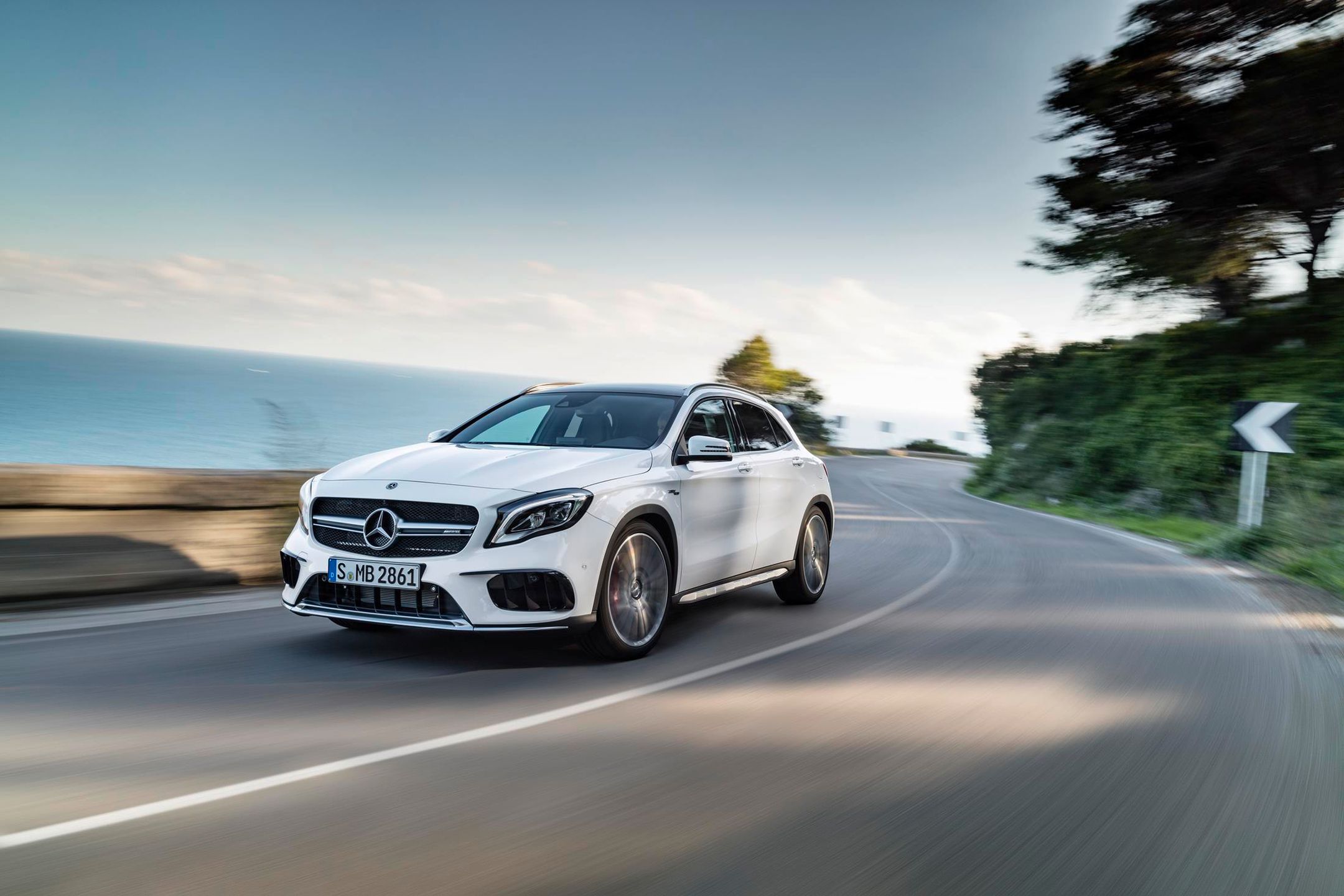 Jedyna nowa wersja tego modelu to GLA 220 4MATIC z benzynowym motorem o mocy 184 KM. Jest to wypełnienie dość dużej luki pomiędzy GLA 200 a GLA 250.