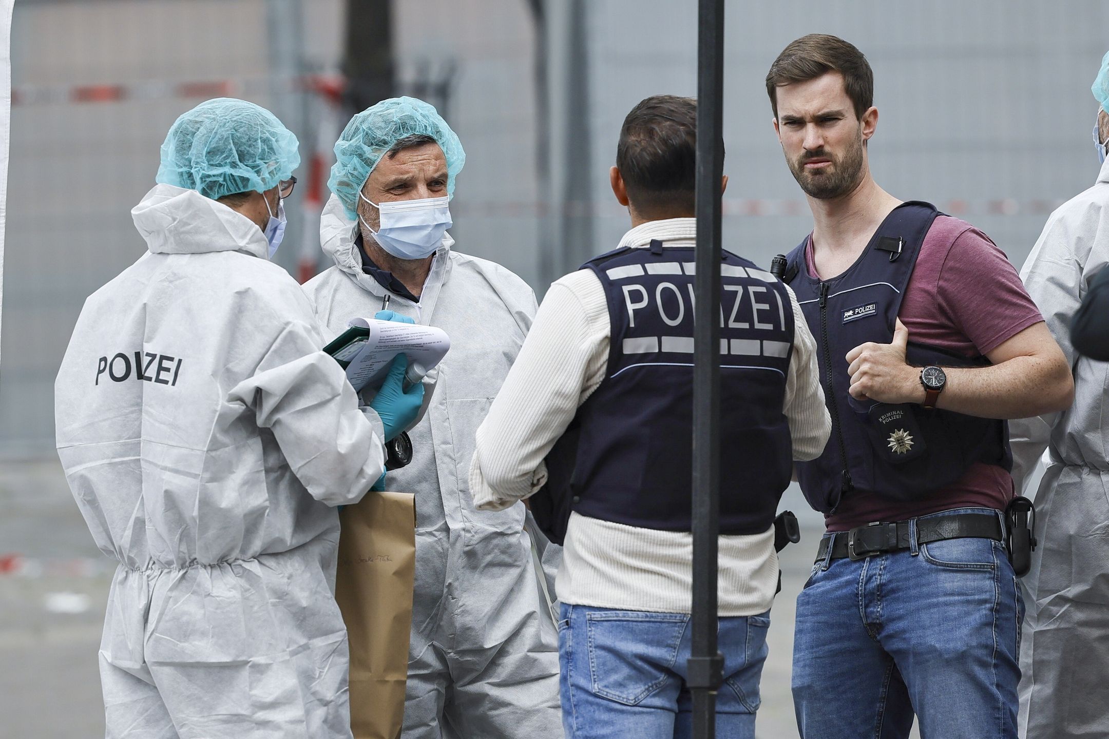 Knife attack in Mannheim
epa11381801 View of the crime scene after a knife attack in the city centre in Mannheim, Germany, 31 May 2024. According to the police, a man attacked a well-known critic of Islam in the centre of Mannheim. The attacker was stopped with a shot and a police officer's life is in danger.  EPA/RONALD WITTEK 
Dostawca: PAP/EPA.
RONALD WITTEK