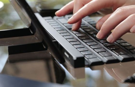 IFA 2015: zwijana klawiatura do urządzeń mobilnych Rolly Keyboard od LG (wideo)