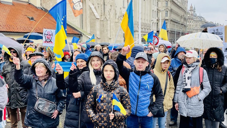 Uczestnicy manifestacji "Niech to się wreszcie skończy!" w Budapeszcie