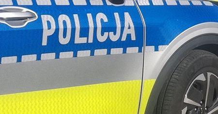 Upał i zamknięty samochód. Świadkowe uratowali troje dzieci