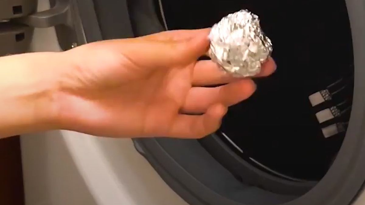 Osiem zastosowań folii aluminiowej. Wrzuć ją do pralki i zobacz, co się stanie