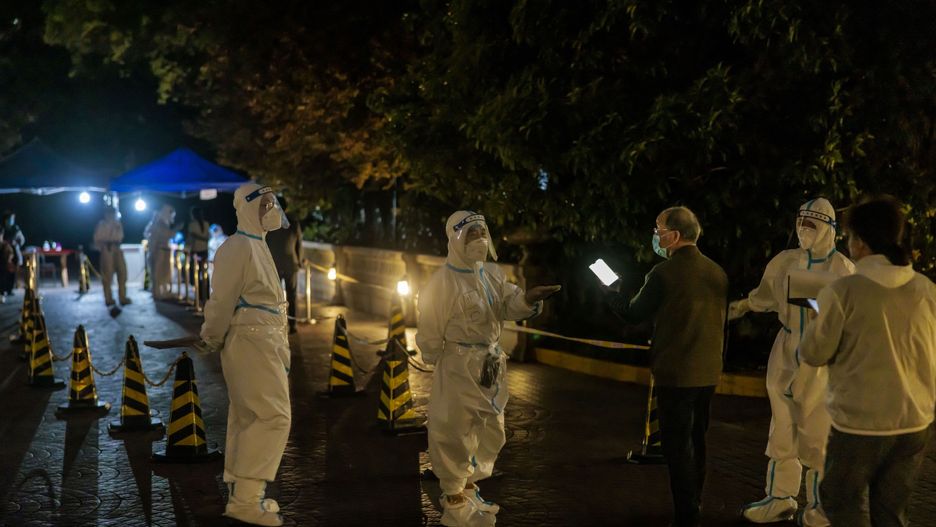 People walk for a Covid-19 test in residential community under quarantine in Shanghai, China, 09 April 2022. Shanghai is currently under a strict Covid-19 lockdown with residents reportedly complaining about food shortages. EPA/ALEX PLAVEVSKI Dostawca: PAP/EPA.
