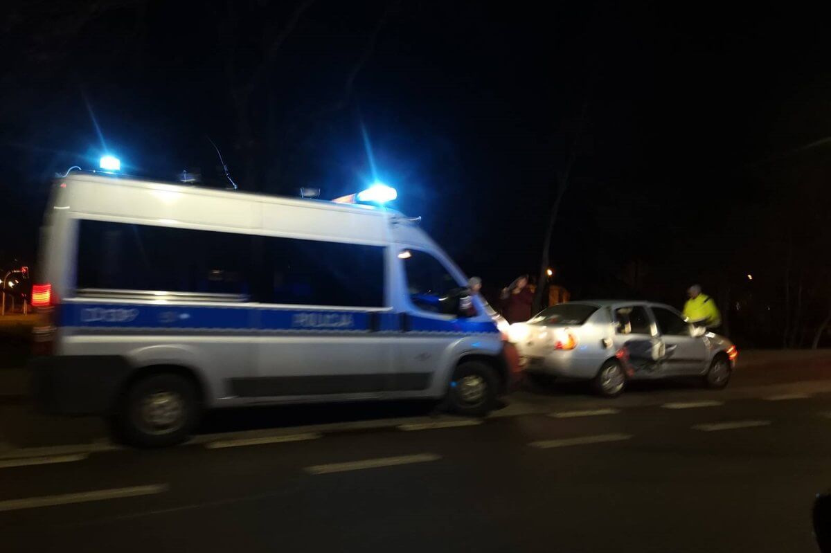 Kierowca skody wjechał w bok renaulta na al. Andersa