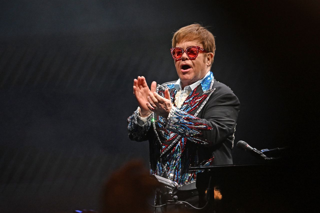 Elton John ma kłopoty ze wzrokiem 
