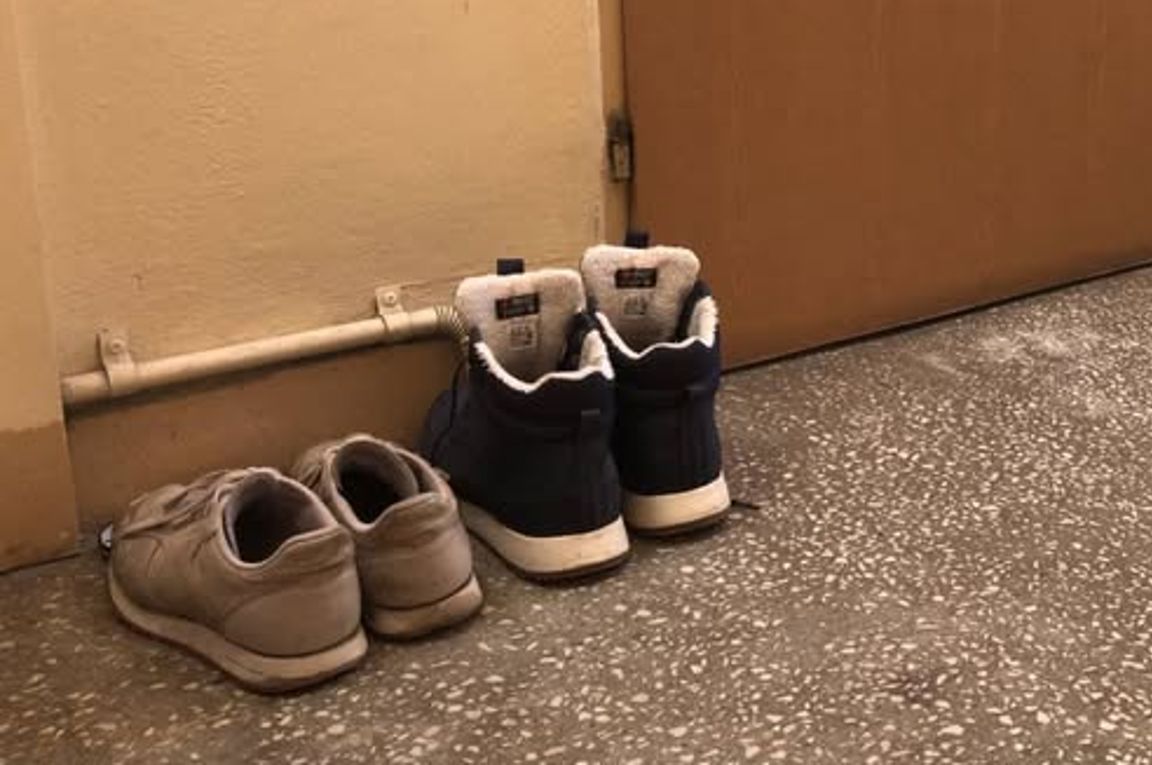 Zostawili buty przed drzwiami. "Zwyczaj przeniesiony ze wsi"