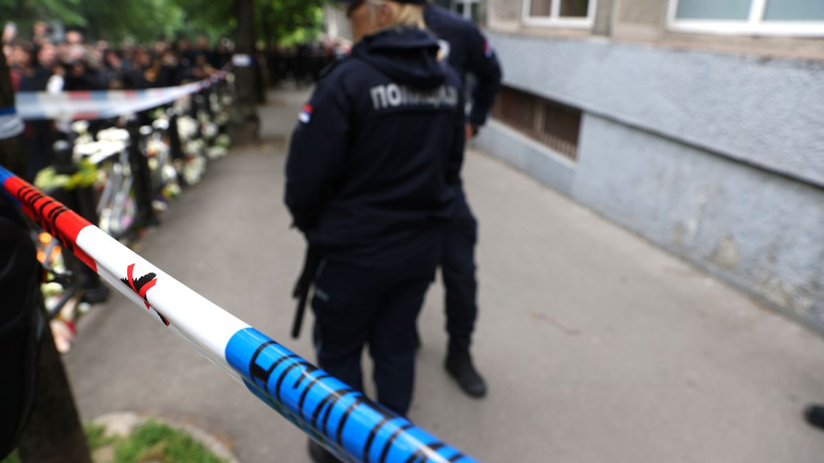 People pay respect for the victims of shooting at Belgrade elementary school
epa10608435 Police officers stand behind the police line as people leave flowers and light candles for the victims in front of the 'Vladislav Ribnikar' elementary school in Belgrade, Serbia, 04 May 2023. A teenage student fatally shot seven girls, one boy and a security guard using two handguns, which he had taken from his father. Six children and a teacher were also injured in the attack.  EPA/ANDREJ CUKIC 
Dostawca: PAP/EPA.
ANDREJ CUKIC