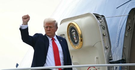 Decyzja Trumpa dotknie 30 tys. Polaków? 35 proc. "za"