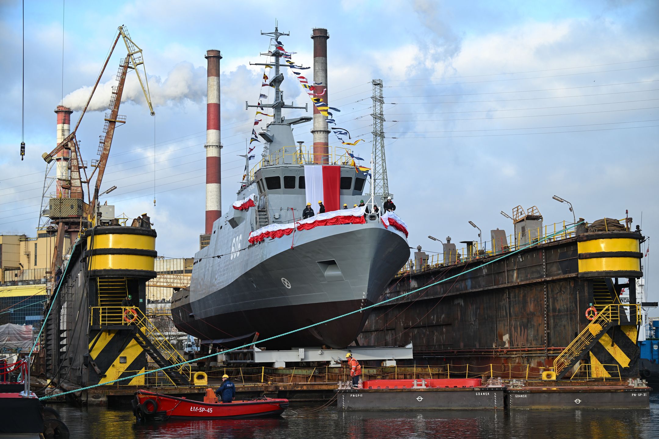 Gdańsk, 11.12.2025. Uroczystość wodowania i chrztu szóstego z serii niszczyciela min typu Kormoran II w siedzibie Stoczni Remontowa Shipbuilding S.A. w Gdańsku, 11 bm. (amb) PAP/Adam Warżawa
