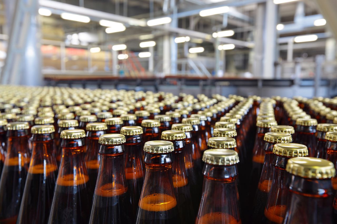 Cała partia piwa wycofana ze sklepów. Butelki mogą wybuchnąć