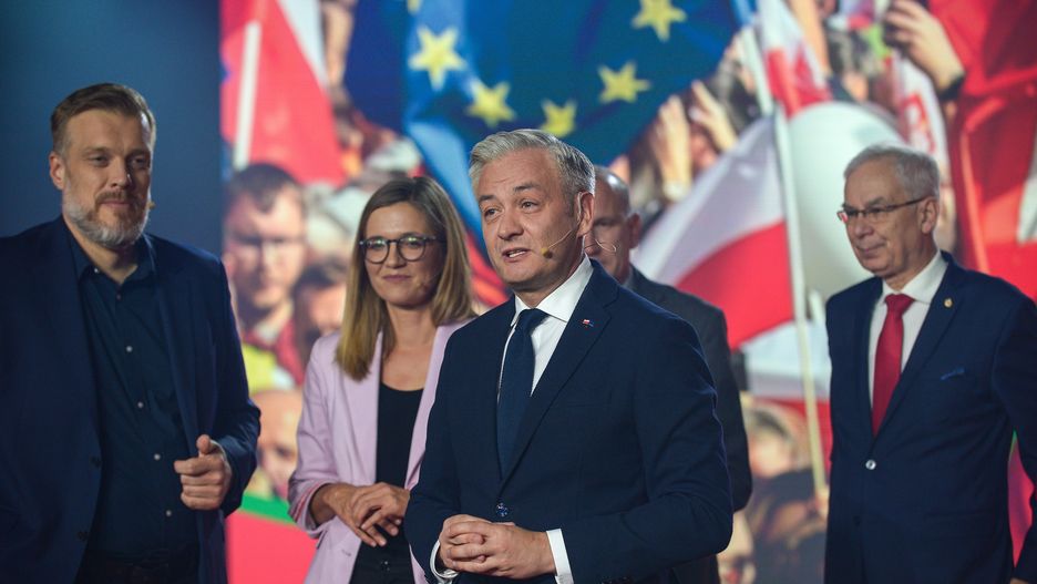 Warszawa, 15.10.2023. Wybory parlamentarne 2023. Współprzewodniczący Nowej Lewicy Robert Biedroń (C), współprzewodniczący Partii Razem Adrian Zandberg (L), przewodniczący Unii Pracy Waldemar Witkowski (P) oraz posłank Lewicy Magdalena Biejat (2L) podczas wieczoru w sztabie wyborczym Lewicy w Warszawie, 15 bm. Zakończyły się wybory parlamentarne. W niedzielnych wyborach Polacy wybrali 460 posłów i 100 senatorów. (amb) PAP/Marcin Obara