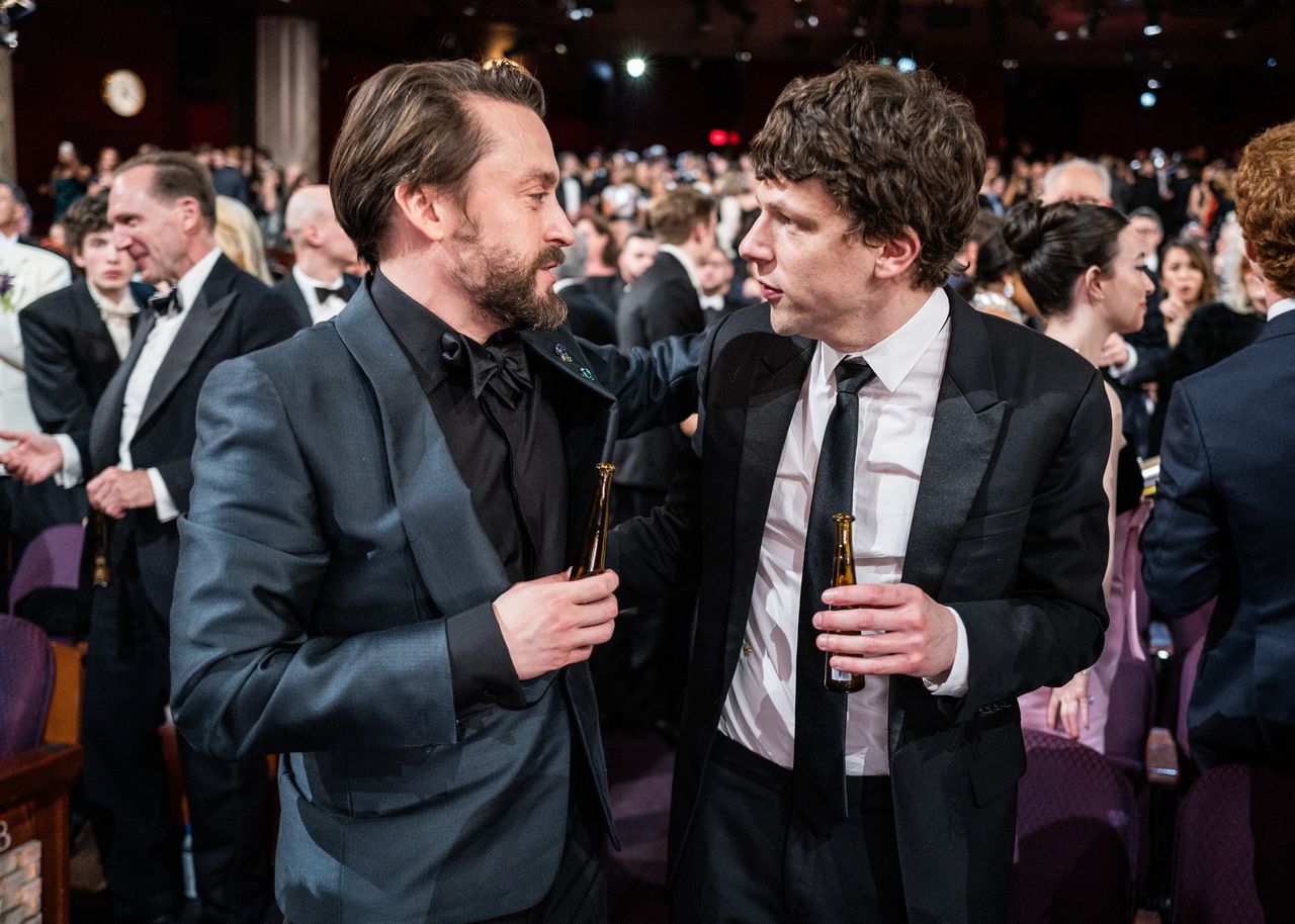 Kieran Culkin i Jesse Eisenberg podczas rozdania Oscarów 2025