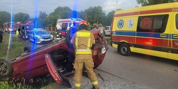 Groźne dachowanie w gm. Łoniów. Wezwano śmigłowiec LPR