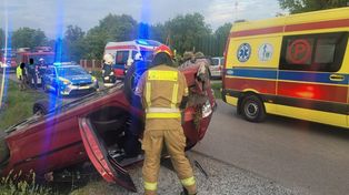 Groźne dachowanie w gm. Łoniów. Wezwano śmigłowiec LPR
