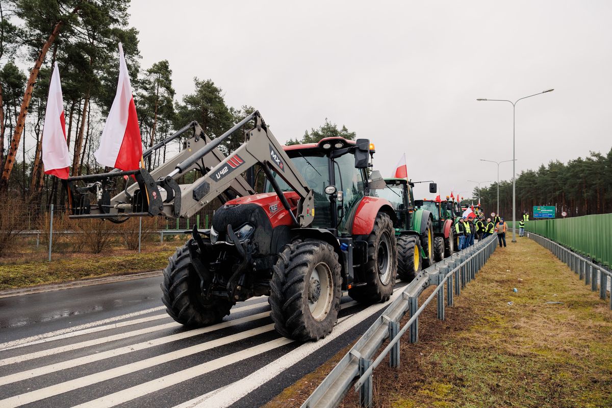 protest rolników, rolnicy, polska flaga Wyrzucił polską flagę. Obywatel Izraela tłumaczy swoje zachowanie