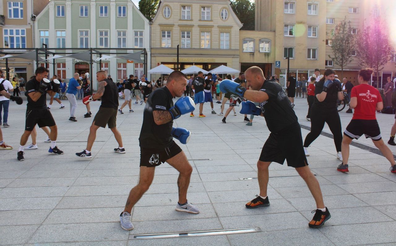 Słupsk: Pięściarski trening na Starym Rynku. Brawa dla zawodników za zaangażowanie