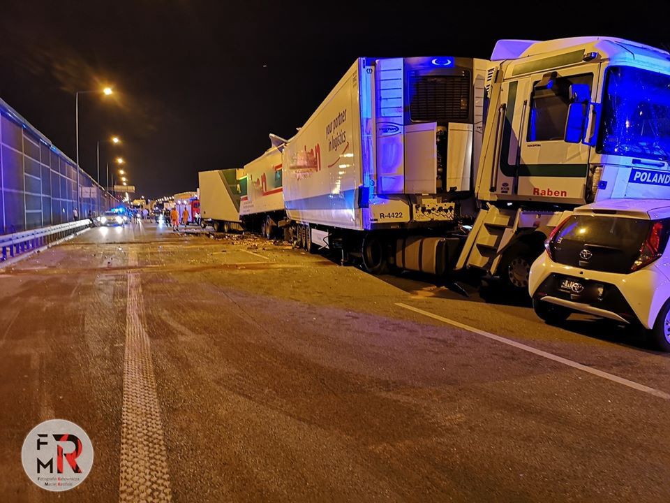 A2. Węzeł Konotopa w Warszawie. Zderzyły się dwie ciężarówki i dwa pojazdy osobowe (Fotografia Ratownicza Maciej Rasiński)