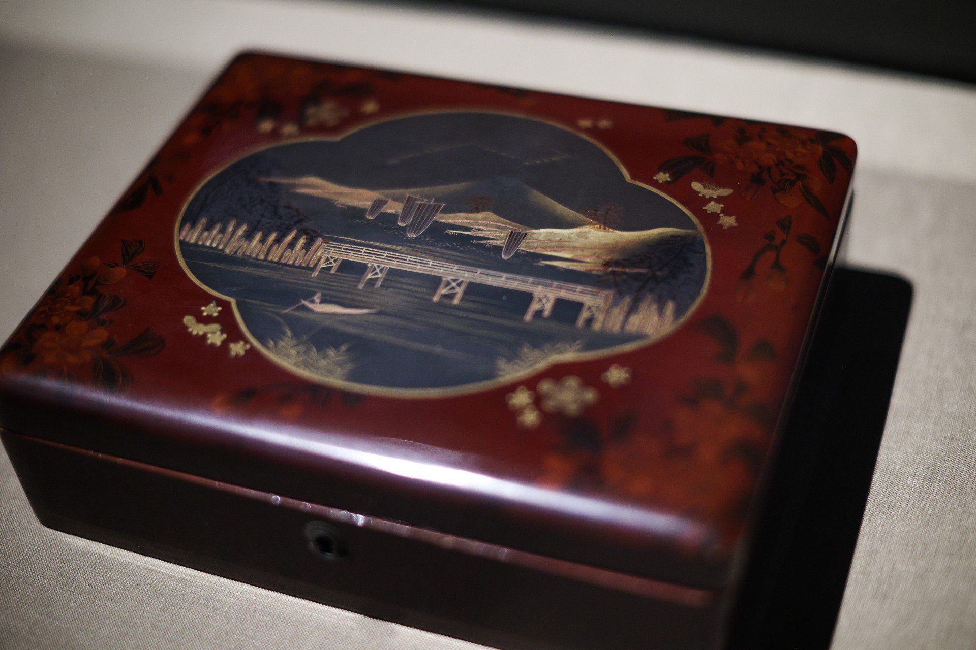 Kilkaset przedmiotów z japońskiej laki znalazło się na nowej wystawie w Muzeum Manggha