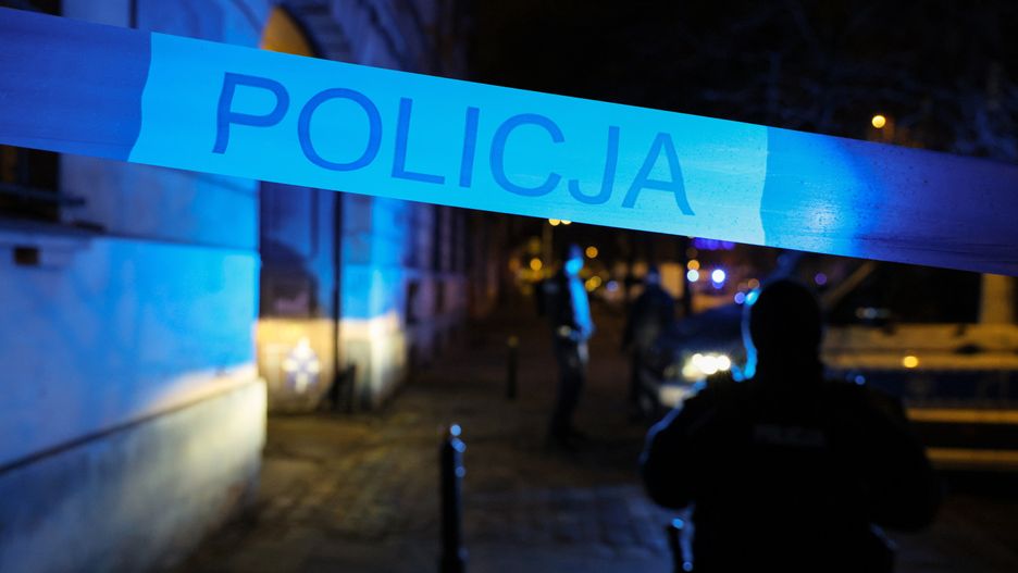 Warszawa, 23.11.2024. Policja przed budynkiem przy ul. Inżynierskiej 6 na warszawskiej Pradze, 23 bm. Podczas zatrzymania agresywnego mężczyzny z maczetą jeden z funkcjonariuszy użył broni służbowej na skutek czego ranny został inny policjant. Funkcjonariusz zmarł w szpitalu. (jm) PAP/Paweł Supernak ***Do tego materiału zdjęciowego dostępna jest również depesza w systemie CSI, pt.: Warszawa/ Zmarł policjant postrzelony podczas interwencji (aktl.)***