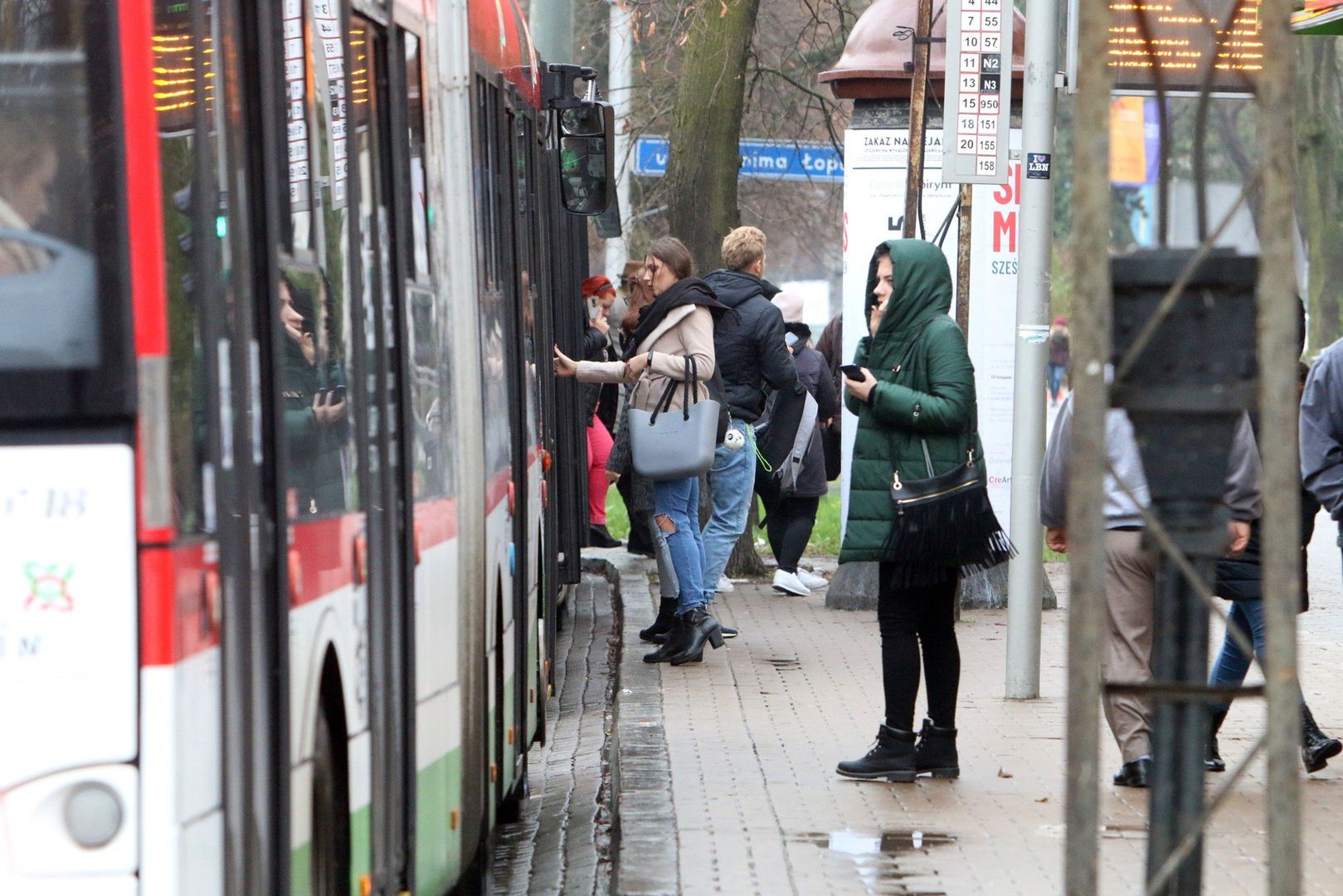 Jakie ulgi dla seniorów po 60. roku życia? Zniżki i dodatki: Komunikacja miejska