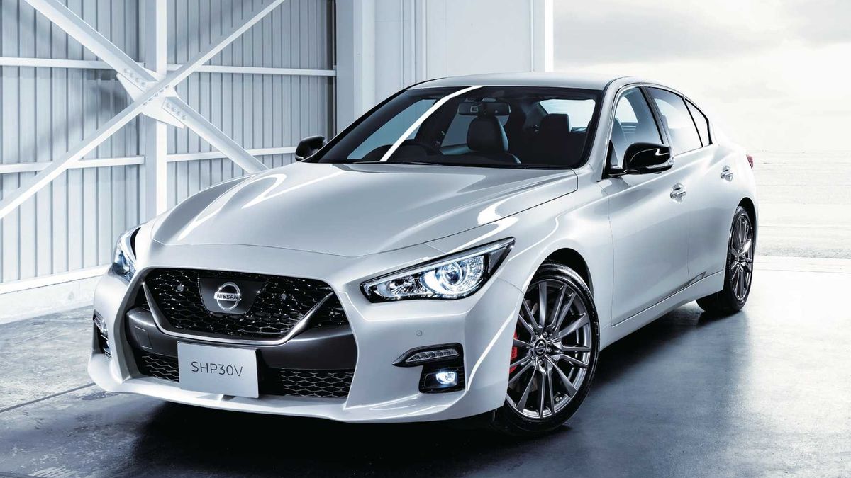 Atrapa chłodnicy inspirowana Nissanem GT-R zmieniła nieco charakter japońskiej limuzyny.