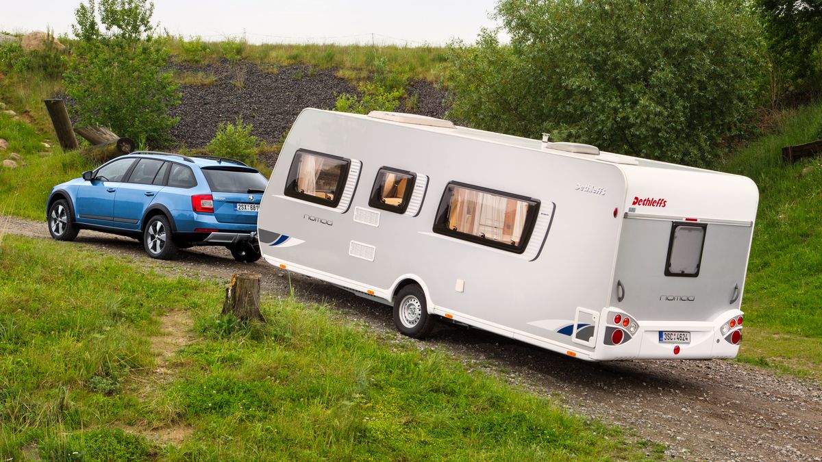 Wbrew pozorom - w myśl polskich przepisów - to może być optymalne połączenie. Niezbyt duży pojazd o dopuszczalnej masie całkowitej ok. 2 tony plus przyczepa ważąca niewiele więcej niż tonę.