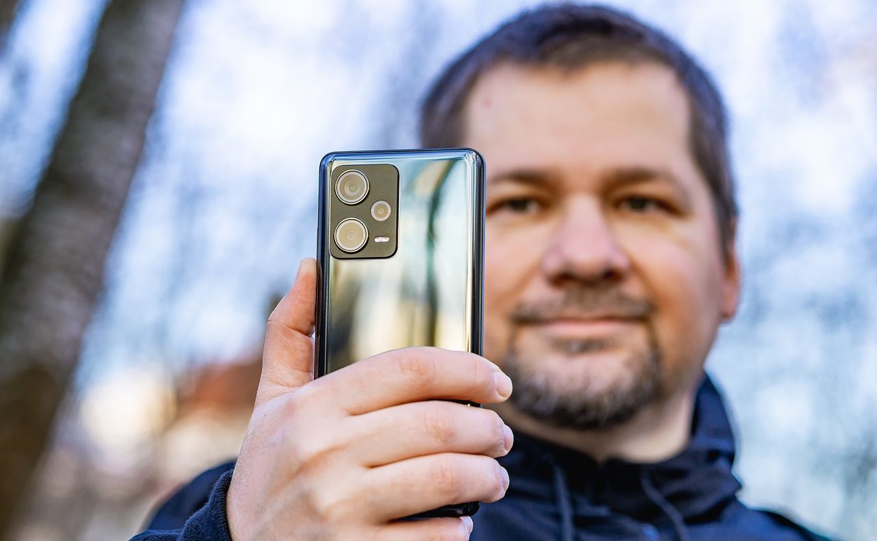 Przedni aparat ma rozdzielczość 16 Mpix, optykę o jasności f/2.5 i wspiera wideo 1080/30p. Nie ma tu AF