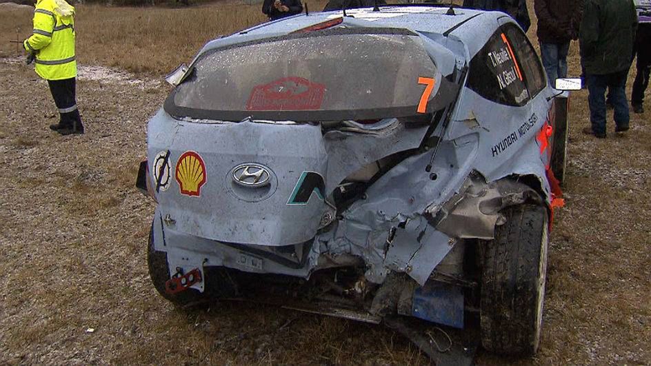 Hyundai Neuville'a po spotkaniu ze słupem