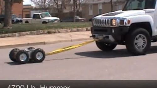 Zabawka RC holuje ważącego 2 tony Hummera! [wideo] 1